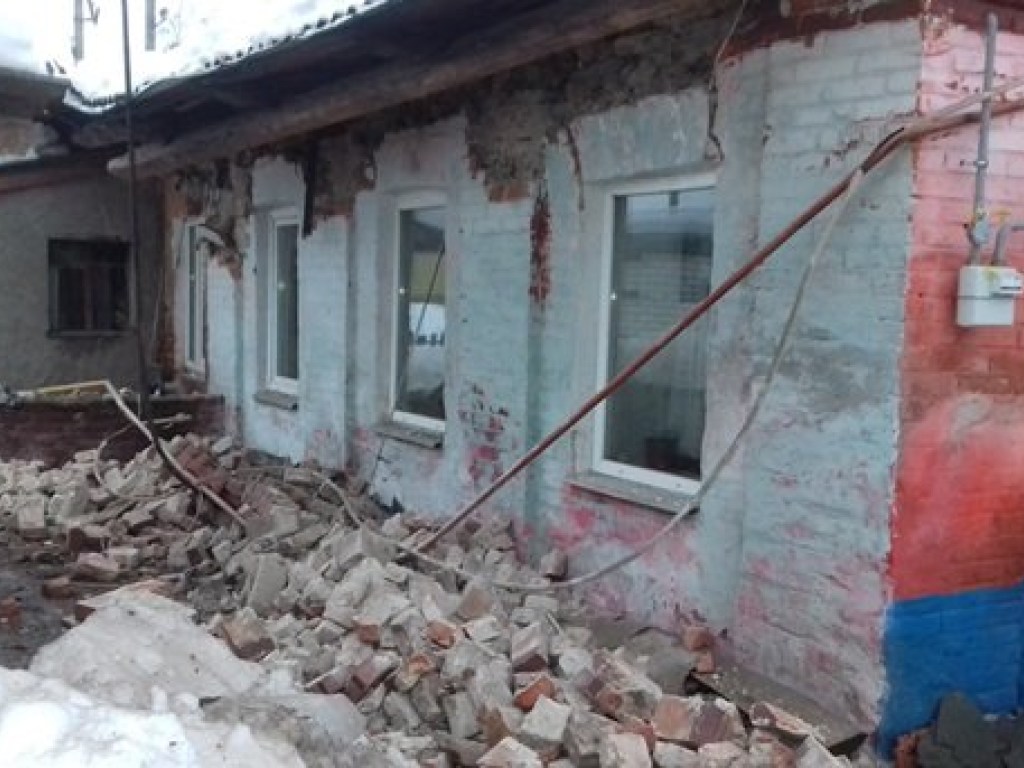 На Харьковщине рухнула крыша жилого дома (ФОТО)