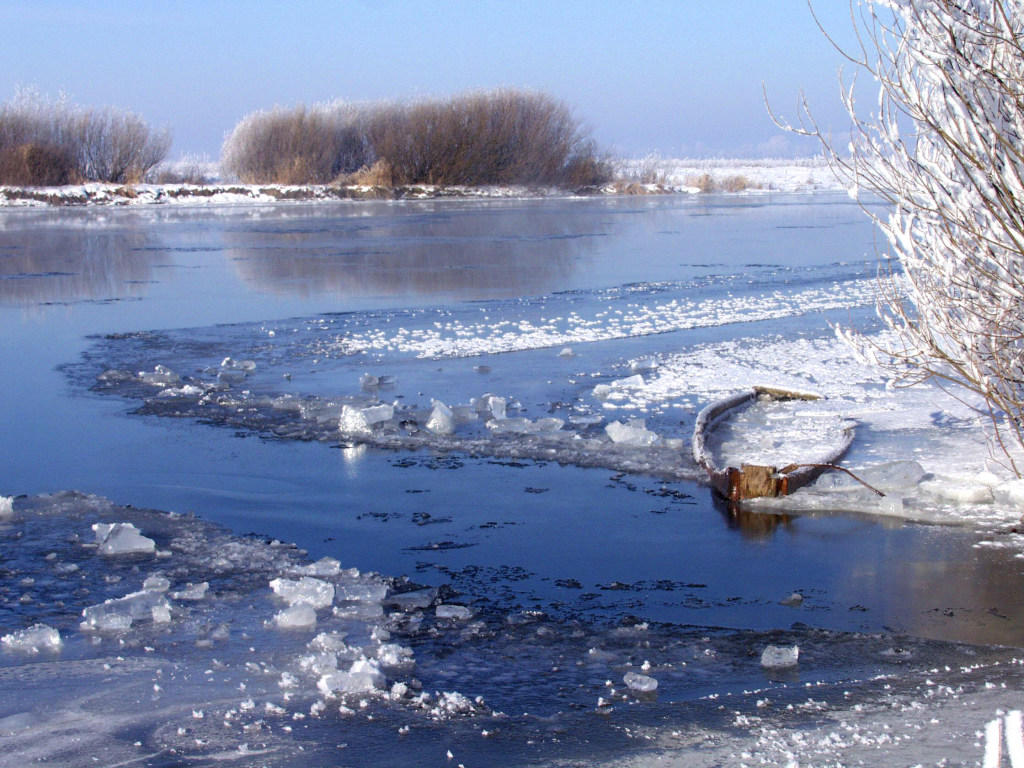 Труп первоклассника нашли на льдине в Волынской области