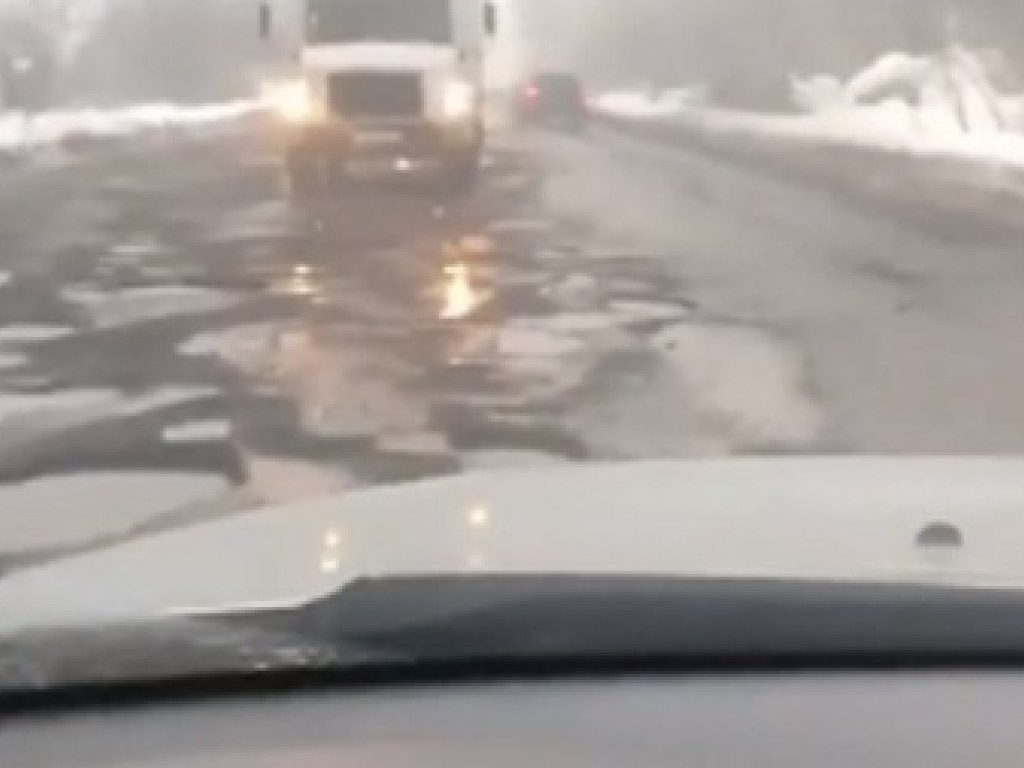 «Раньше дорога занимала 25 минут, а сейчас полтора часа»: появилось видео ужасной дороги на Закарпатье