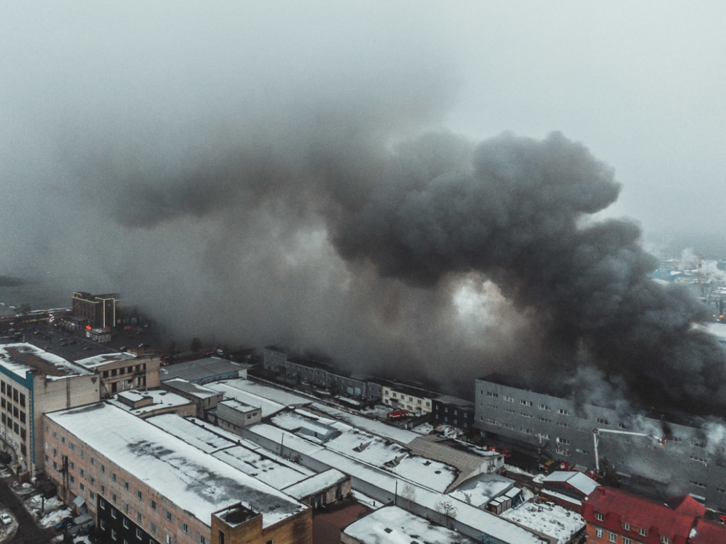 Масштабный пожар на складах в Киеве локализовали
