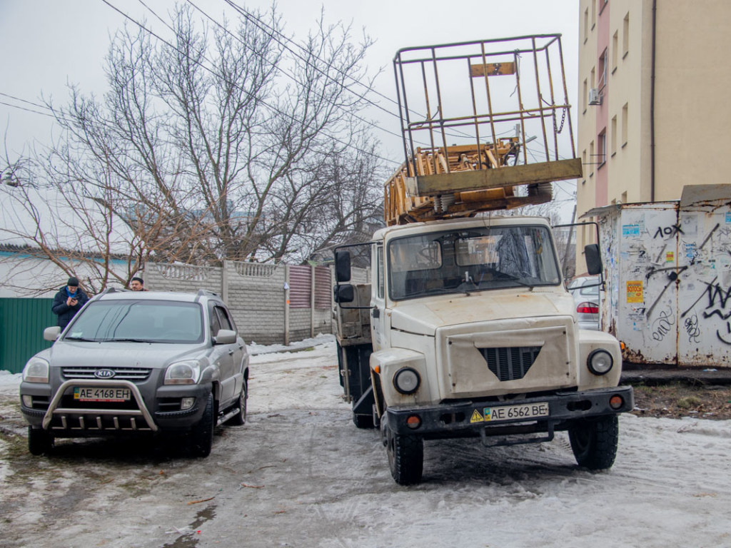 В Днепре упавший столб завалил теплотрассу на припаркованный автомобиль Daewoo (ФОТО)