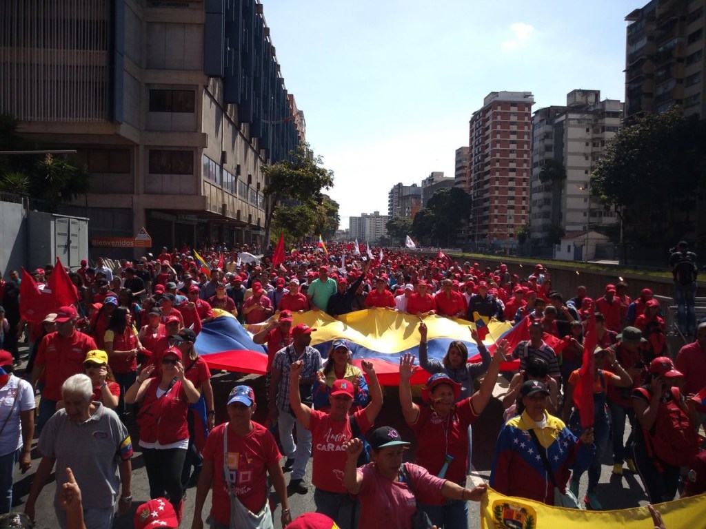 Протесты в Венесуэле: Сторонники Мадуро вышли на марш (ФОТО)