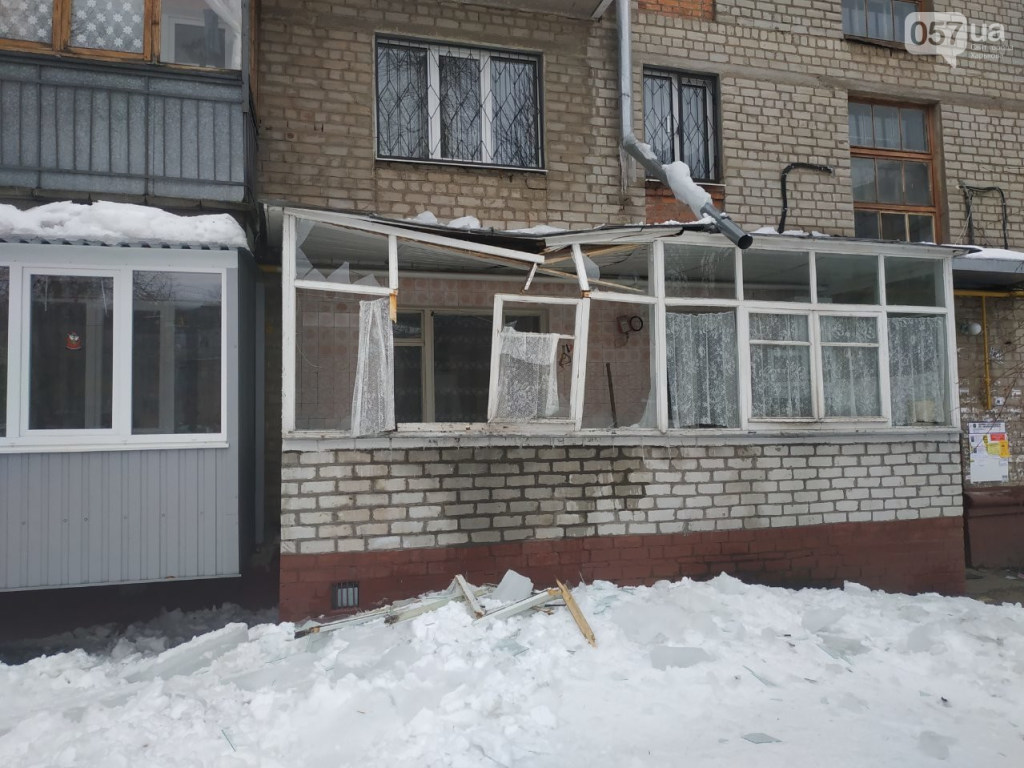 В Харькове глыба льда рухнула на балкон: развалилась часть квартиры 80-летней женщины (ФОТО)