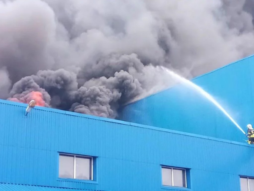 Пожар на складах в Киеве: масштабы ЧП увеличились до 10,5 тысяч квадратных метров (ФОТО)