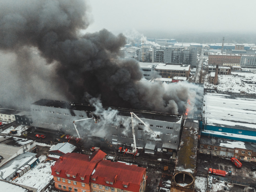 В Киеве несколько часов бушует масштабный пожар на складах возле «Дарынка»: все подробности (ФОТО, ВИДЕО)