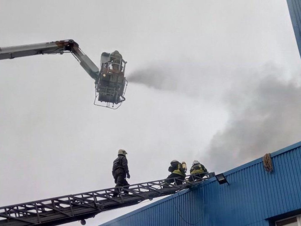 Пожар на складах в Киеве: огонь может перекинуться на соседние здания (ФОТО)