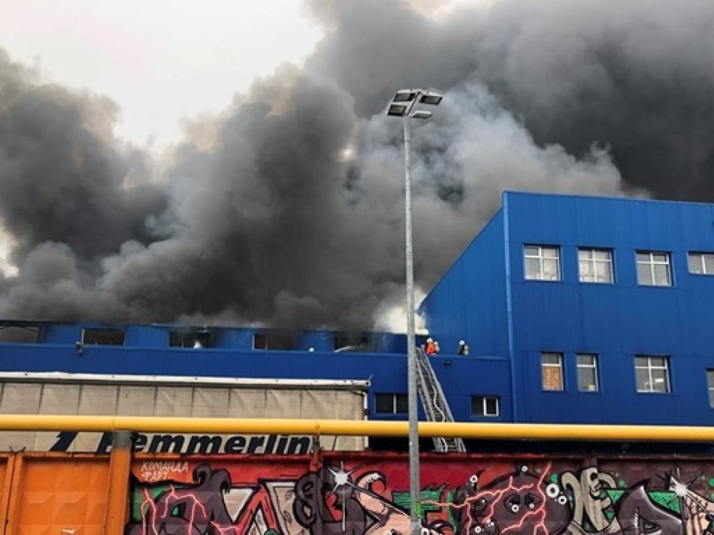 Появились подробности и видео пожара в Киеве на складах