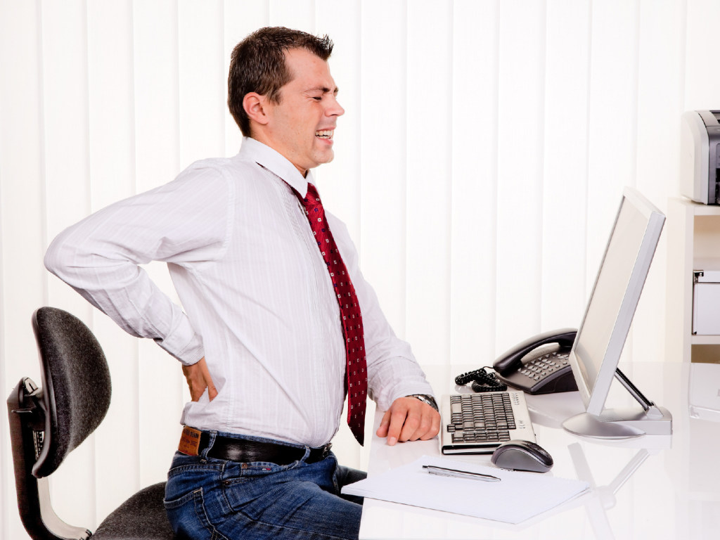 Врач: сидячая работа может стать причиной хронической боли в спине и мышцах