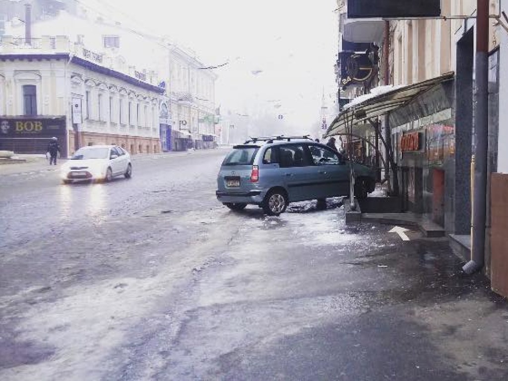 Новая авария на Сумской в Харькове: Сильно пьяный водитель за рулем Hyundai врезался в дом (ФОТО)