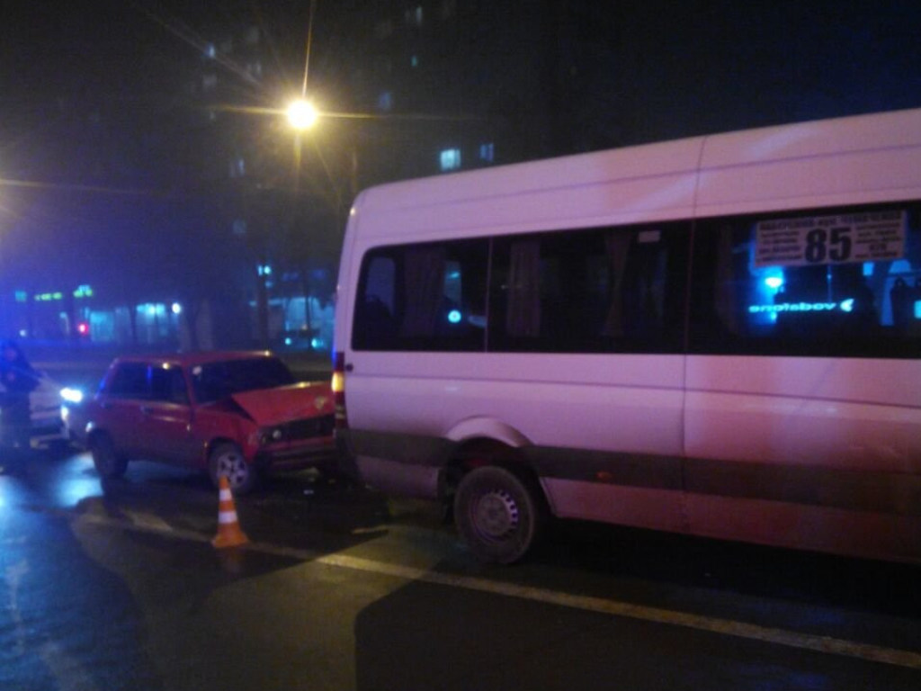 ДТП в Запорожье: ВАЗ врезался в маршрутку (ФОТО)
