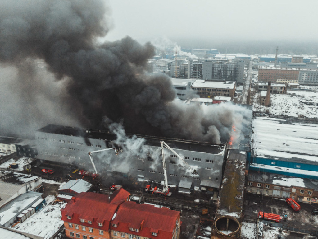 Масштабный пожар у станции метро «Лесная» в Киеве: существует угроза обвала конструкций рынка