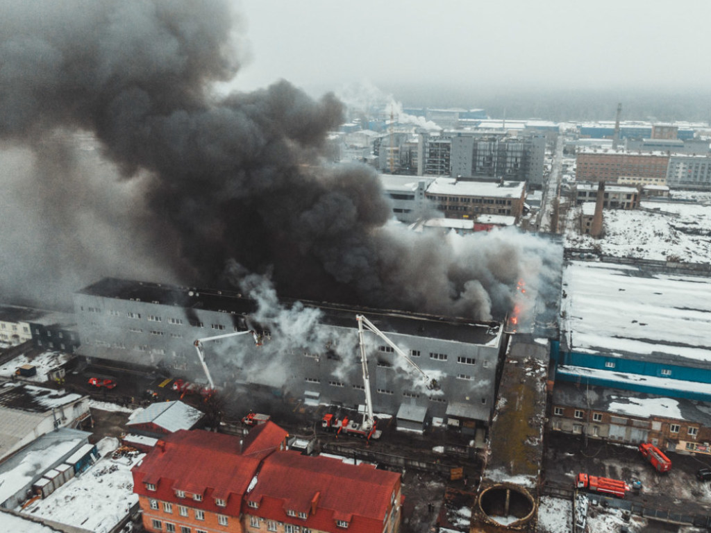 Бойцы ГСЧС ликвидировали масштабный пожар на столичном складе
