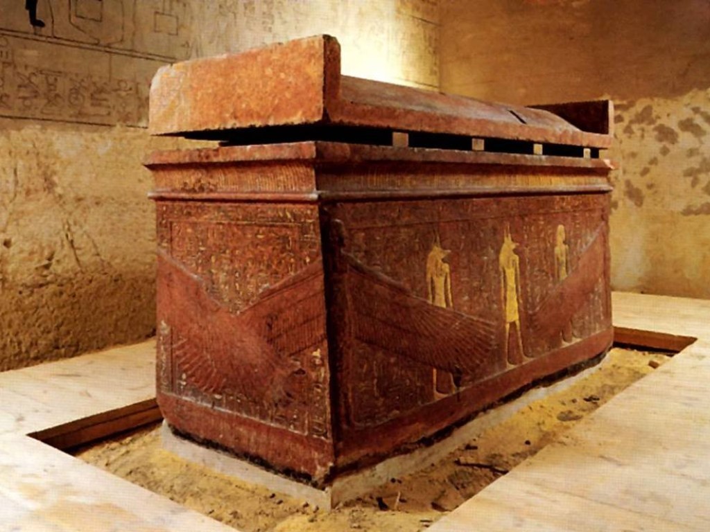 В Египте обнаружили крупнейшую гробницу с детьми