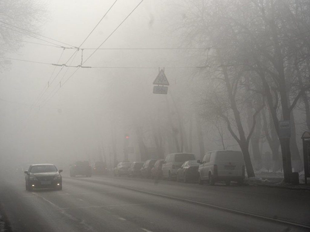 В Киеве из-за тумана объявили желтый уровень опасности