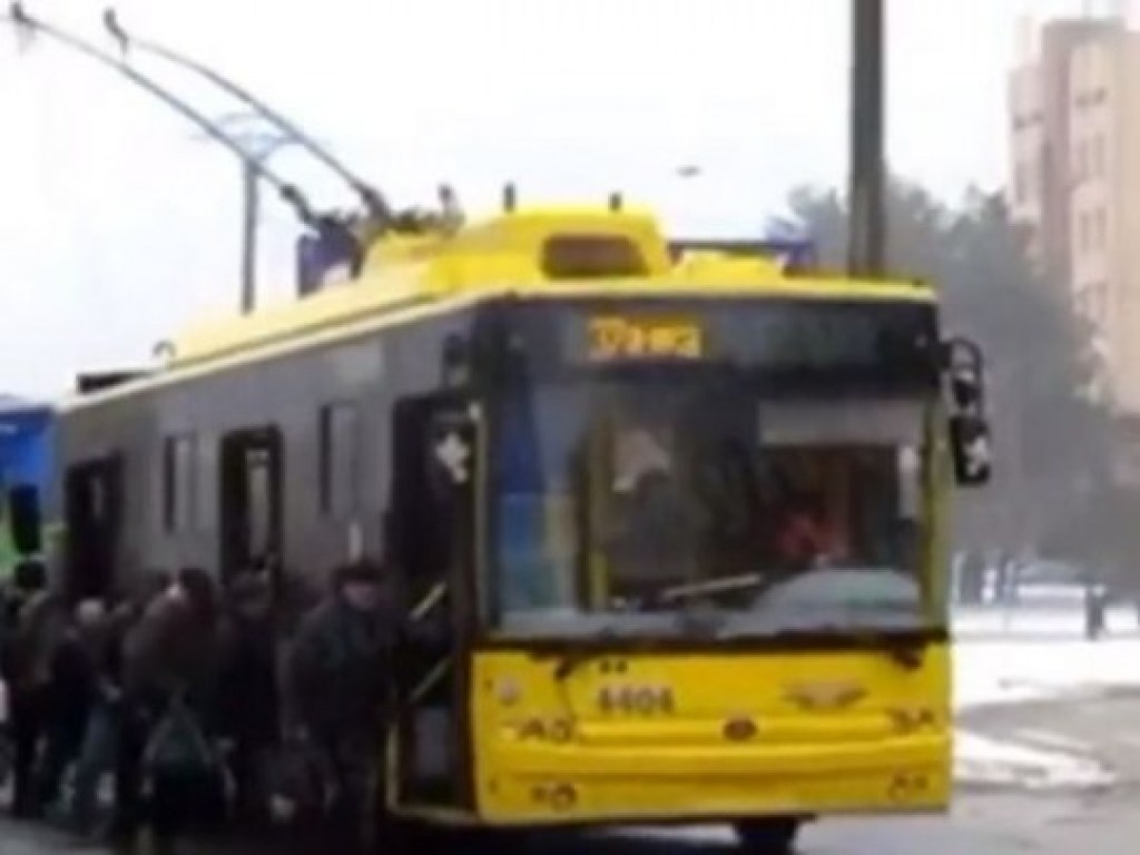 Сломался посреди дороги: в Киеве пассажирам пришлось толкать троллейбус (ВИДЕО)