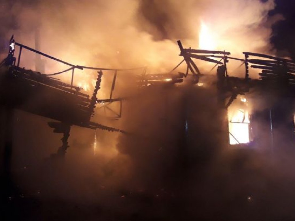 В Ровно произошел пожар в ресторане: дорогу рядом с местом ЧП перекрыли