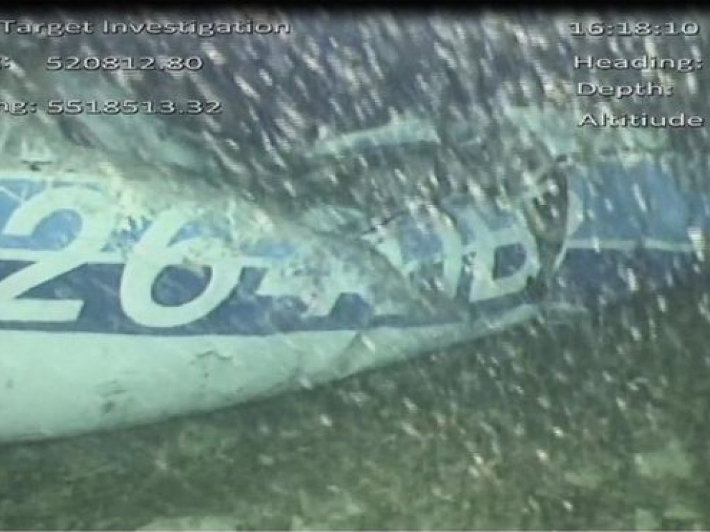 Крушение самолета с футболистом над Ла-Маншем: на месте аварии нашли труп