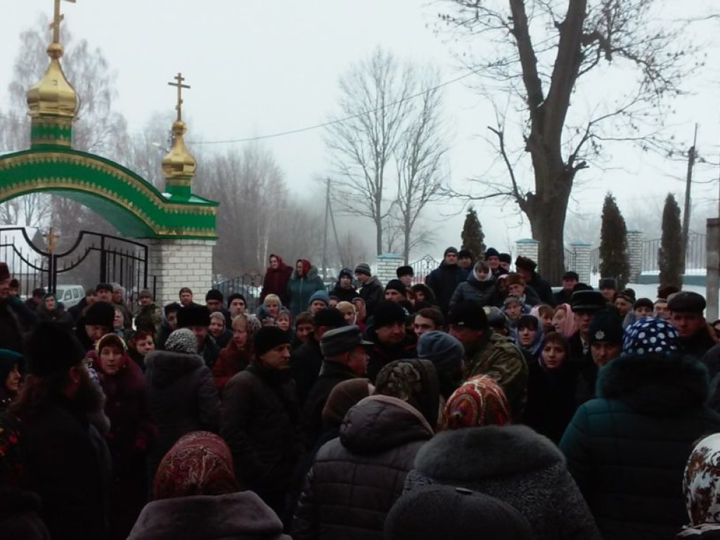 В Тернопольской области радикалы и полиция избили священника УПЦ и его прихожан (ФОТО, ВИДЕО)
