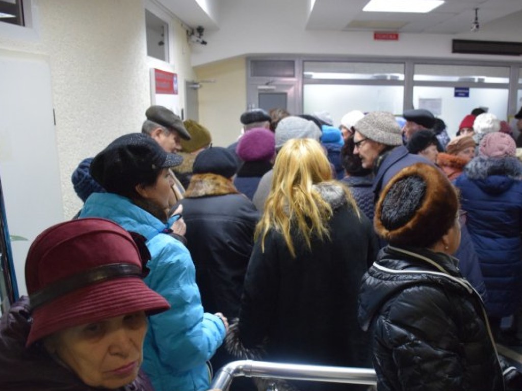 У Николаевской электроснабжающей компании огромные очереди: люди падают в обморок (ФОТО, ВИДЕО)