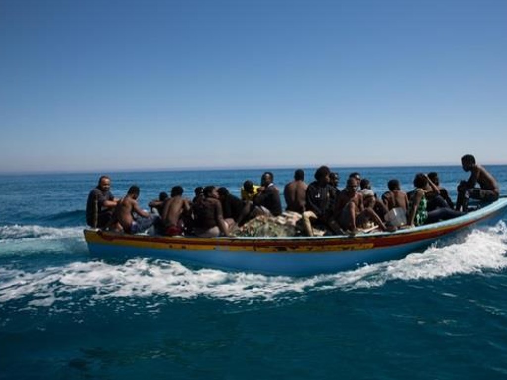 Возле Багамских островов затонуло судно с мигрантами 