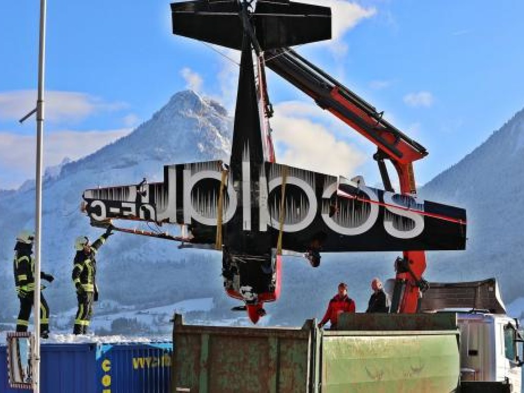 В Австрии во время авиашоу разбился самолет: обломки упали в озеро (ФОТО)