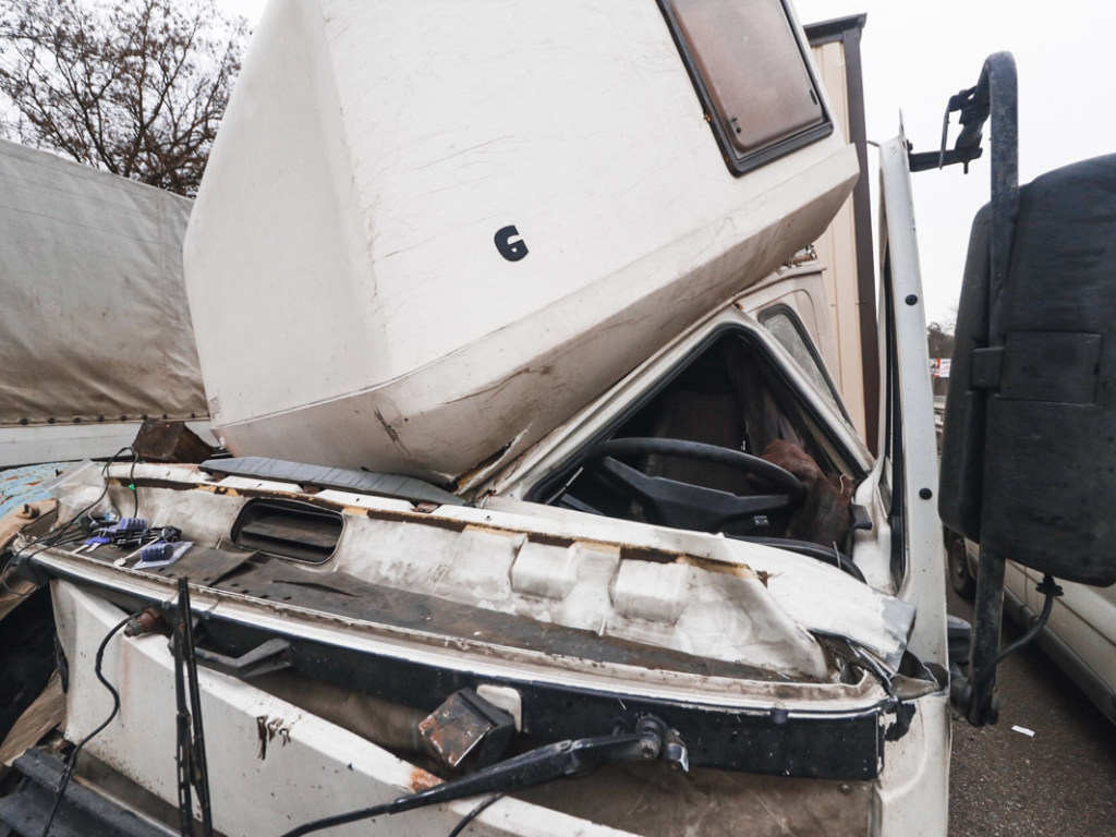 На трассе под Киевом грузовик Volvo влетел в военный КрАЗ (ФОТО)