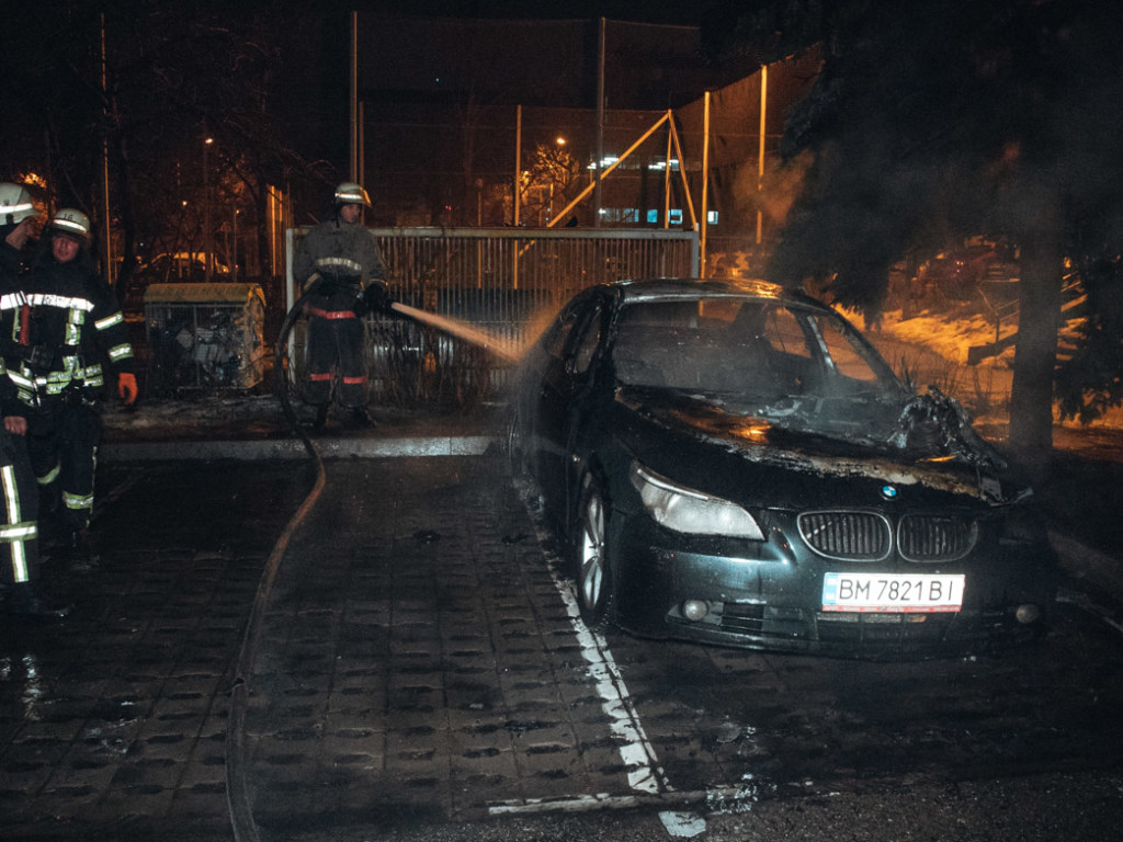 На Дарнице в Киеве сгорел BMW на парковке ЖК  (ФОТО, ВИДЕО)
