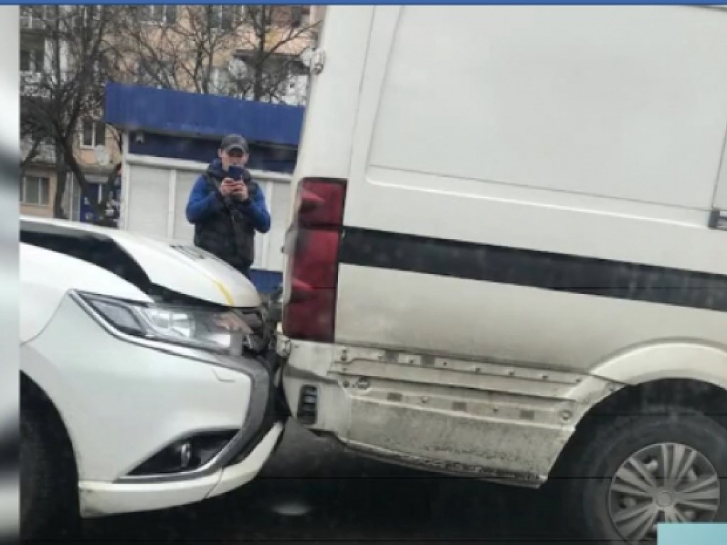 В Ужгороде полицейский автомобиль «догнал» микроавтобус Volkswagen (ВИДЕО)