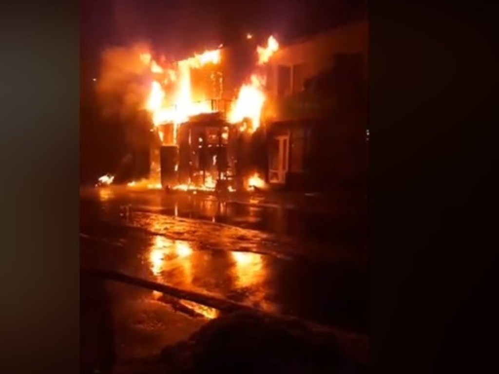 Под Киевом из-за пожара в магазине сгорело 12 квартир (ФОТО, ВИДЕО)