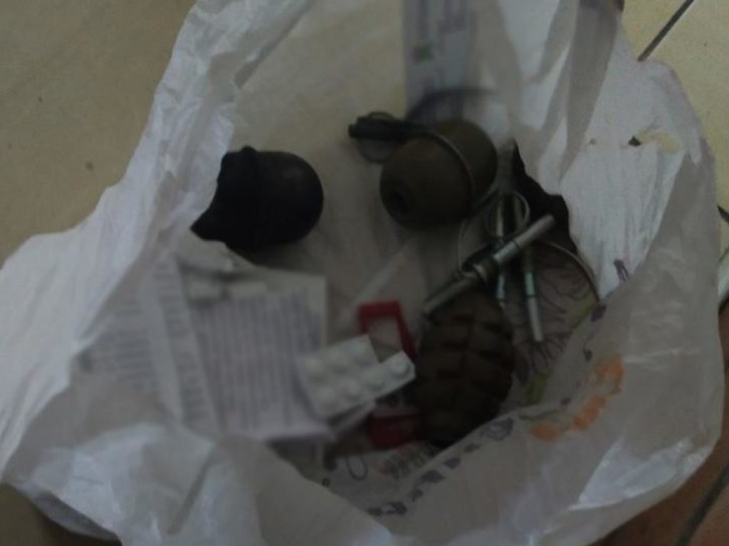 На столичной Оболони в магазине мужчина хотел продать гранаты (ФОТО)