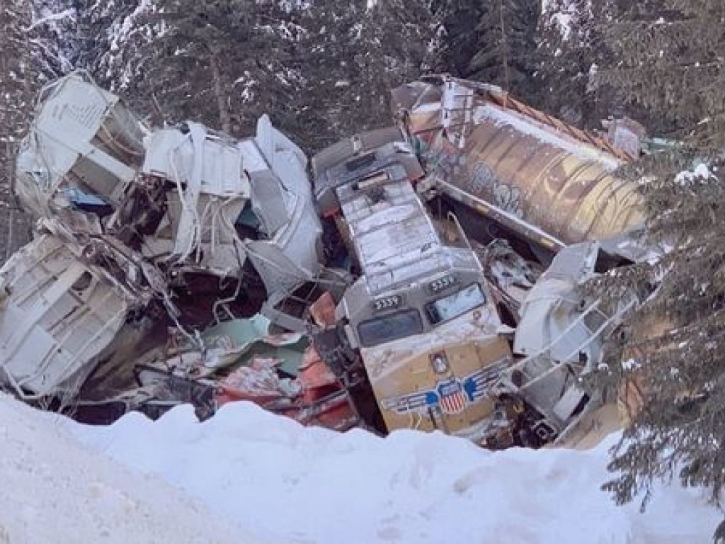 Масштабная авария в Канаде: грузовой поезд на скорости слетел с моста  (ФОТО)