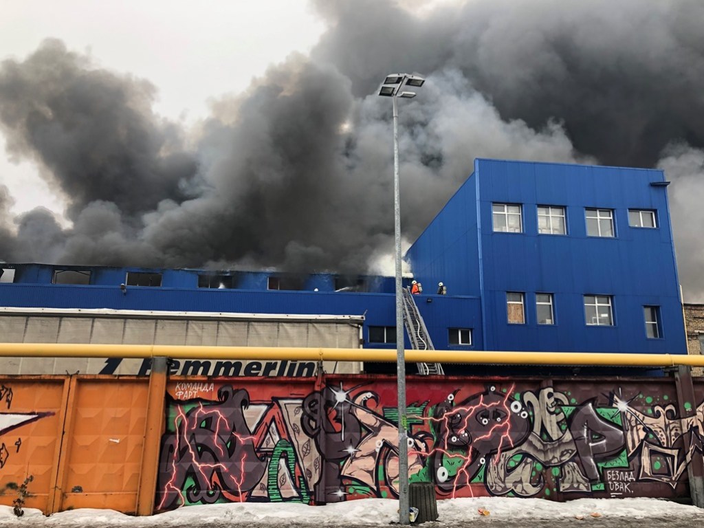 Здание горело неоднократно: В КГГА назвали причину пожаров в складах на «Лесной»