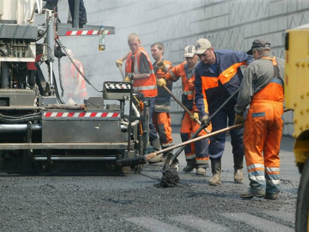 В Мининфраструктуры анонсировали выделение 500 миллионов гривен на ремонт двух дорог с ямами