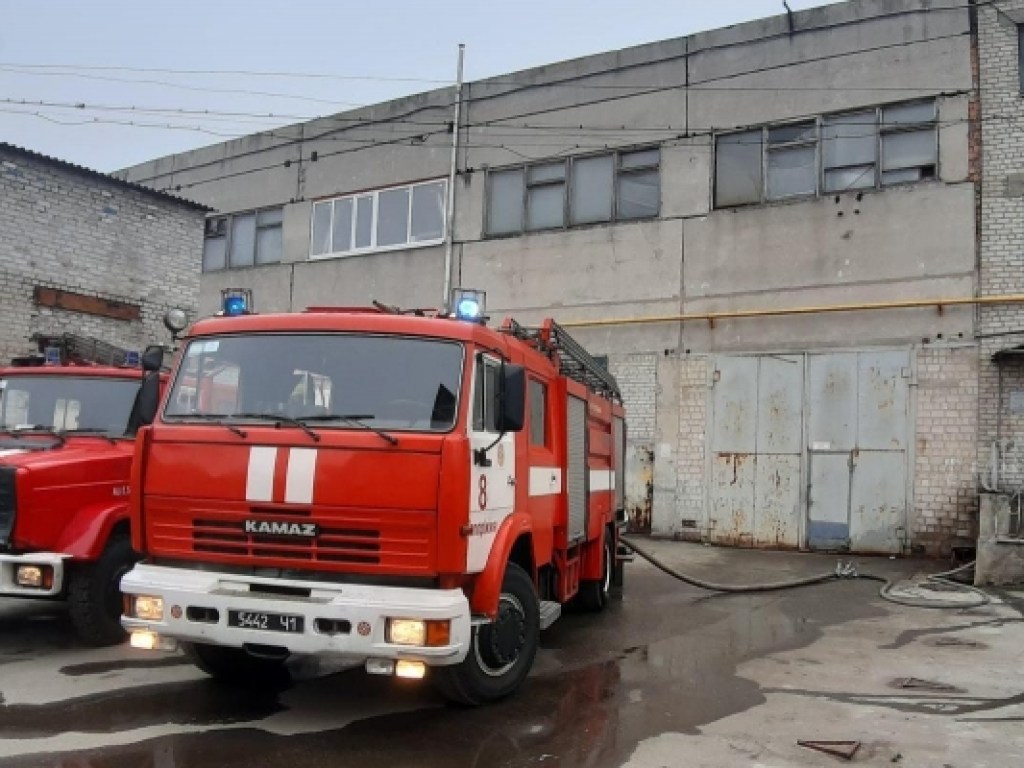 В Запорожье на предприятии случился пожар, есть пострадавшая (ФОТО)