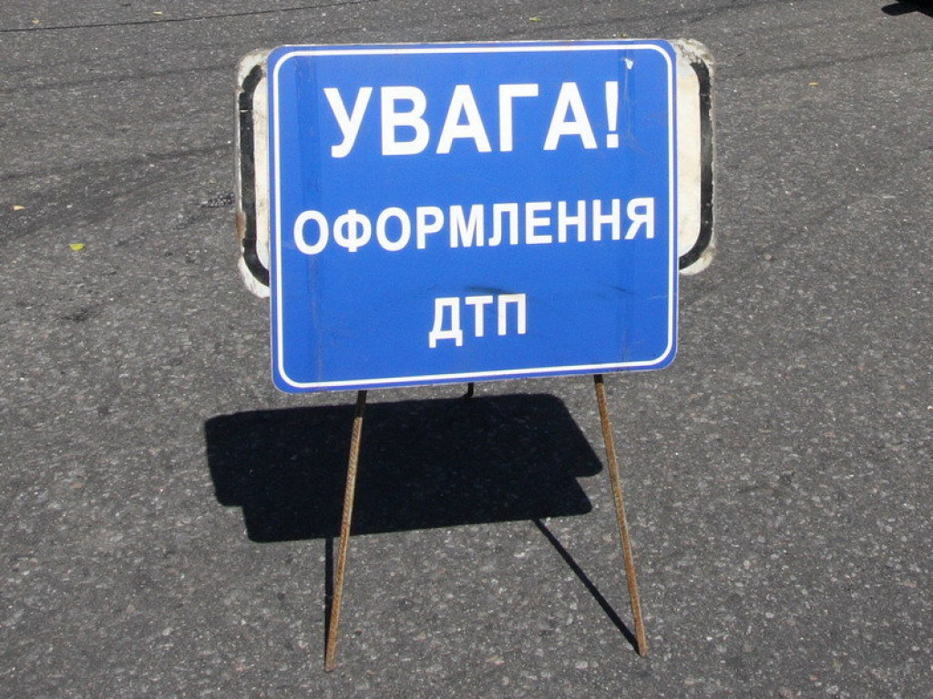 На Тернопольщине пьяный мужчина в авто сбил на обочине водителя, пассажира и полицейского (ВИДЕО)