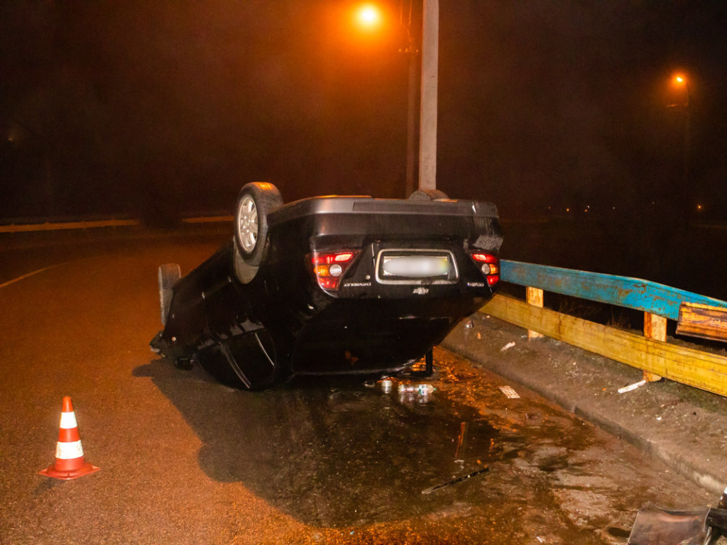 Колеса попали в грязь: в Днепре перевернулось авто Chevrolet (ФОТО, ВИДЕО)