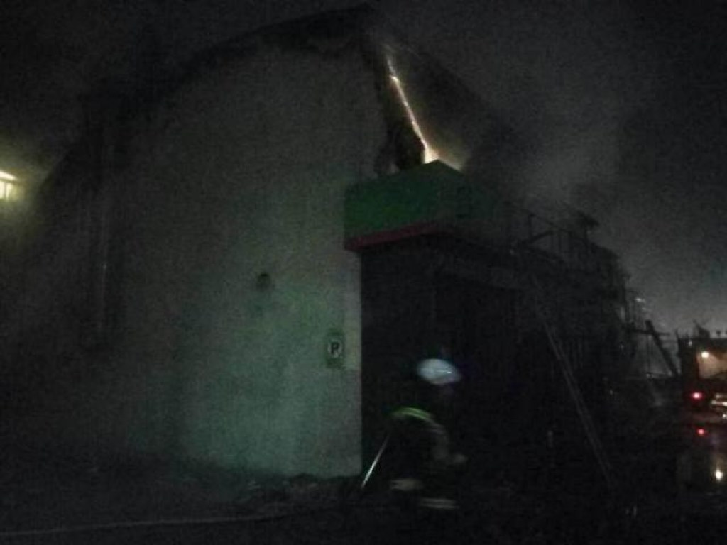 Под Киевом пожар в супермаркете уничтожил товары и квартиры этажами выше (ФОТО, ВИДЕО)