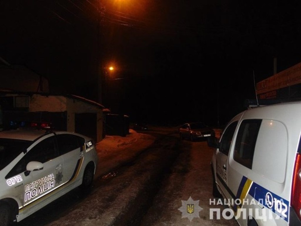 В Киеве трое пассажиров ограбили таксиста и пытались его задушить (ФОТО, ВИДЕО)
