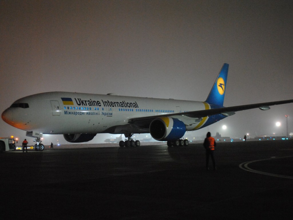 Крупнейшая авиакомпания Украины сокращает персонал и не исключает задержки зарплат