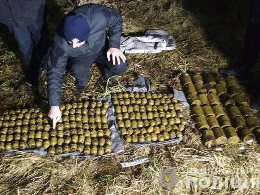 В Хмельницкой области мужчина нашел три мешка боевых гранат в кустах (ФОТО)