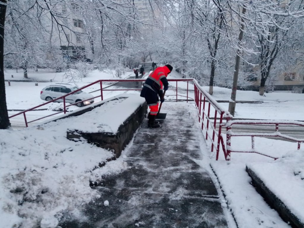 В Киеве снег расчищает 367 единиц спецтехники и 32 бригады по ручной уборке &#8212; КГГА