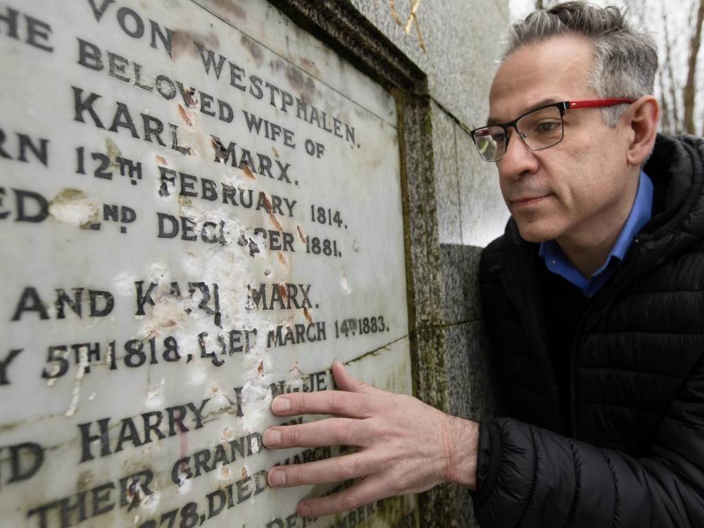 Вандалы повредили надгробную плиту на могиле Карла Маркса в Лондоне (ФОТО)