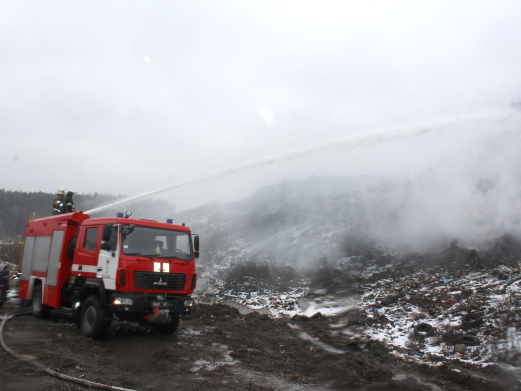Горит мусор: в Полтавской области второй день тушат пожар на свалке
