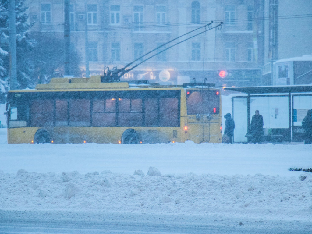 Авария на водопроводе в Киеве: заблокировано движение нескольких маршрутов троллейбусов