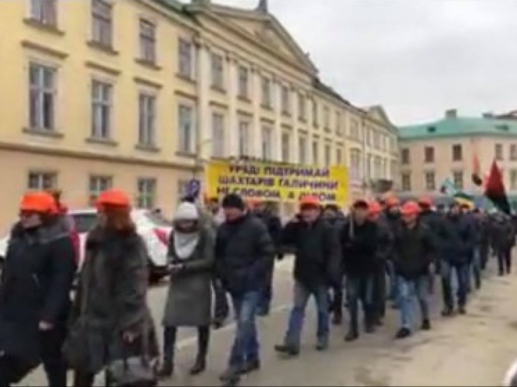 Во Львове шахтеры начали шествие: требуют вернуть зарплатный долг в размере 200 миллионов гривен (ФОТО)