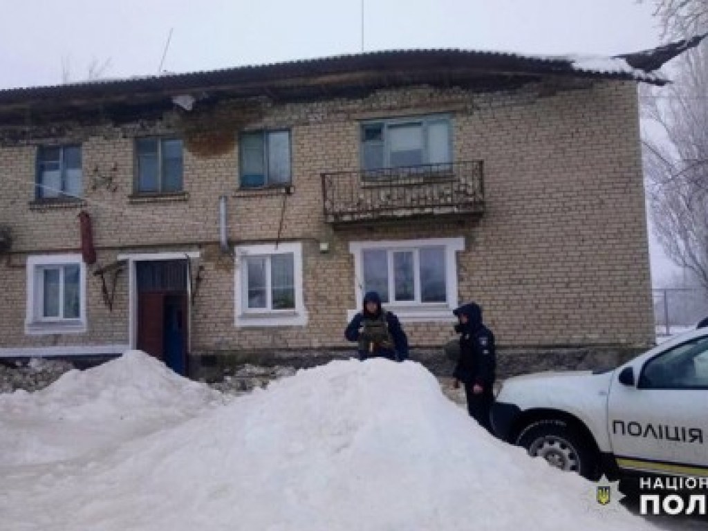 На Донбассе обвалилась крыша многоквартирного дома: эвакуировали 11 человек (ФОТО)