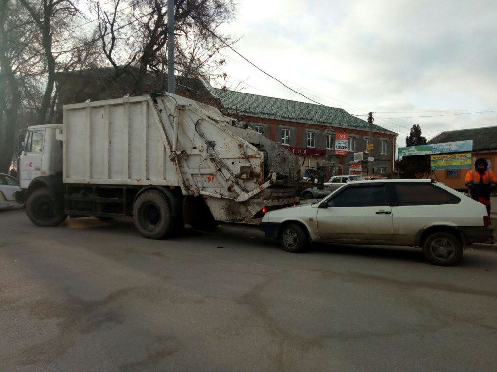 В Запорожье мусоровоз врезался в легковушку (ФОТО)