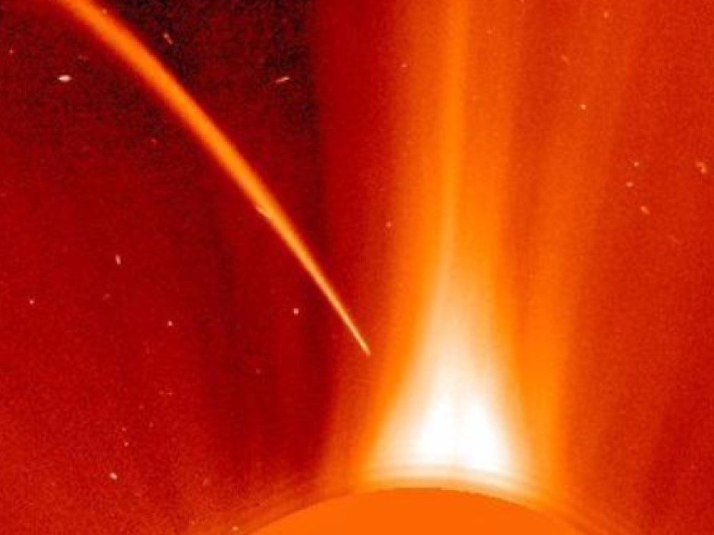 Огромная комета врезалась в Солнце (ВИДЕО)