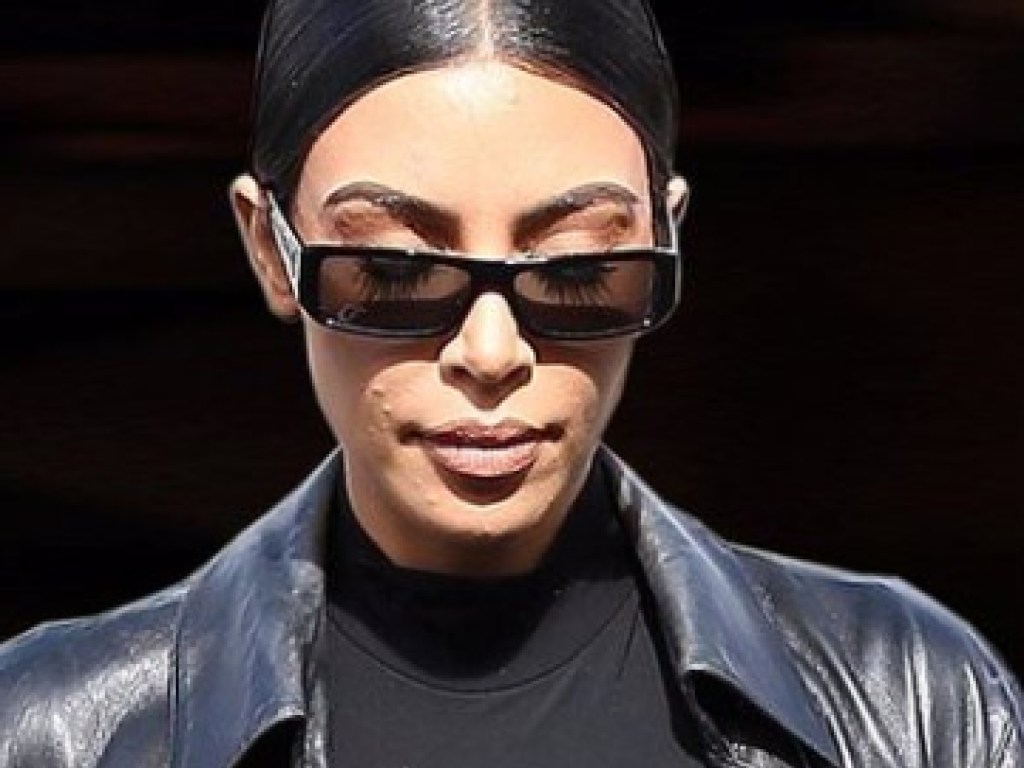 «Псориаз на лице»: Ким Кардашьян взбесила критика ее макияжа