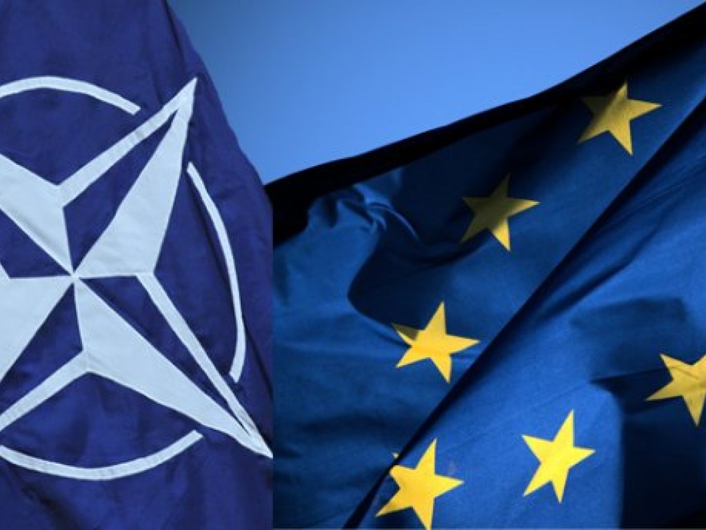 Парубий подписал закон о закреплении в Конституции Украины курса на ЕС и НАТО